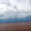Nhiều trụ điện gió được lắp đặt hoàn thành đi vào hoạt động tại vùng ven biển Sóc Trăng. (Ảnh: Trung Hiếu/TTXVN)