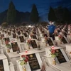 Hàng nghìn ngọn nến được thắp lên tại Nghĩa trang Liệt sỹ Quốc gia Vị Xuyên. (Ảnh: Nguyễn Chiến/TTXVN)