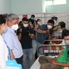 Thứ trưởng Bộ Y tế Nguyễn Trường Sơn kiểm tra công tác thu dung, điều trị bệnh nhân sốt xuất huyết tại Bệnh viện quận 8, Thành phố Hồ Chí Minh. (Ảnh: Đinh Hằng/TTXVN)