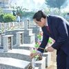 Hình ảnh Thủ tướng dâng hương tại Nghĩa trang liệt sỹ tỉnh Hậu Giang