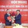 [Photo] Chủ tịch Quốc hội trao Quyết định cho ông Ngô Văn Tuấn 