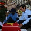 An táng hài cốt liệt sỹ hy sinh trong các thời kỳ chiến tranh ở Campuchia tại Nghĩa trang huyện Hòn Đất. (Ảnh: Lê Sen/TTXVN)