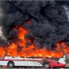 Chiếc xe khách bốc cháy ngùn ngụt khi đang lưu thông trên đường Trường Sa. (Nguồn: VTC News)