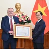 Thừa ủy quyền của Chủ tịch nước, Bộ trưởng Ngoại giao Bùi Thanh Sơn đã trao tặng Huân chương Hữu nghị cho Đại sứ Hungary tại Việt Nam Ory Csaba. (Nguồn: baoquocte.vn)