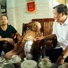 Phó Thủ tướng Chính phủ Lê Minh Khái thăm Mẹ Việt Nam Anh hùng Phan Thị Hựu (102 tuổi) tại khối phố 3, phường Vĩnh Điện, thị xã Điện Bàn, tỉnh Quảng Nam. (Ảnh: Trần Tĩnh/TTXVN)