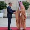 Tổng thống Pháp Emmanuel Macron tiếp đón Thái tử Saudi Arabia Mohammed bin Salman trong bữa tối tại Điện Élysée vào ngày 28/7 vừa qua. (Nguồn: AP)