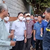 Chủ tịch UBND tỉnh Ninh Thuận Trần Quốc Nam (áo sơmi trắng, giữa) kiểm tra hiện trường, chỉ đạo công tác tìm kiếm những người còn mắc kẹt trong vụ cháy. (Ảnh: Nguyễn Thành/TTXVN)