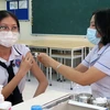 Nhân viên y tế tiêm vaccine phòng COVID-19 (mũi 3) cho học sinh tại thành phố Tuy Hòa, tỉnh Phú Yên. (Ảnh: Xuân Triệu/TTXVN)