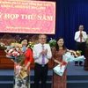 Chủ tịch Hội đồng Nhân dân tỉnh Bạc Liêu Lữ Văn Hùng tặng hoa cho 2 đại biểu thôi tham gia Hội đồng Nhân dân tỉnh khóa X, trong đó có bà Cao Xuân Thu Vân. (Ảnh: Tuấn Kiệt/TTXVN)