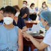 Tiêm vaccine phòng COVID-19 cho học sinh tại điểm tiêm trường THCS Nguyễn Huệ, quận Hải Châu. (Ảnh: Văn Dũng/TTXVN)