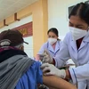 Tiêm vaccine phòng COVID-19 cho người già khuyết tật tại Trung tâm Y tế thành phố Móng Cái, tỉnh Quảng Ninh. (Ảnh: TTXVN phát)
