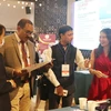 Các đại biểu Ấn Độ tìm hiểu sản phẩm du lịch của các tỉnh Nam Trung bộ trong khuôn khổ hội nghị. (Ảnh: Tiên Minh/TTXVN)