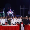 Chủ tịch nước Nguyễn Xuân Phúc và các đại biểu thực hiện nghi thức chào cờ. (Ảnh: Thống Nhất/TTXVN)