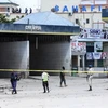 Lực lượng an ninh Somalia tuần tra tại hiện trường vụ tấn công khách sạn Hayat ở thủ đô Mogadishu của Somalia, ngày 20/8. (Ảnh: AFP/TTXVN)