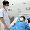 Bác sỹ Bệnh viện Đà Nẵng thăm hỏi sản phụ sau khi được cứu sống bằng kỹ thuật ECMO. (Ảnh: TTXVN phát)