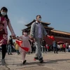 Người dân đeo khẩu trang phòng lây nhiễm COVID-19 khi tham quan Tử Cấm Thành tại Bắc Kinh, Trung Quốc. (Ảnh: AFP/TTXVN)