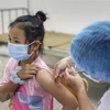 Nhân viên y tế xã Tản Lĩnh tiêm vaccine phòng COVID-19 cho học sinh trường Tiểu học Tản Lĩnh, Hà Nội. (Ảnh: Tuấn Đức/TTXVN)