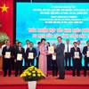 Chủ tịch UBND tỉnh Tuyên Quang Nguyễn Văn Sơn trao thỏa thuận hợp tác khai thác phát triển du lịch và Biên bản ghi nhớ hợp tác đầu tư cho các nhà đầu tư du lịch. (Ảnh: Quang Cường/TTXVN)