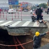 Phần mặt đường bị sụt lún rộng hơn 3m, sâu khoảng 2m tại giao lộ Phan Văn Trị-Nguyễn Oanh, quận Gò Vấp, Thành phố Hồ Chí Minh. (Ảnh: Tiến Lực/TTXVN) 