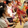 [Photo] Học sinh Thủ đô trải nghiệm làm đồ chơi Trung Thu truyền thống