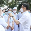 Nhân viên y tế Bệnh viện Nhi đồng Đồng Nai vui mừng đón Phó Thủ tướng Vũ Đức Đam đến thăm. Nnguồn: baodongnai.com.vn)