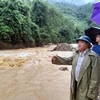 Phó Chủ tịch huyện Kỳ Sơn, ông Thò Bá Rê cùng đoàn công tác trực tiếp kiểm tra tình hình mưa lũ tại xã Chiêu Lưu. (Ảnh: TTXVN phát)