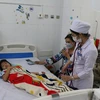 Bệnh nhân mắc sốt xuất huyết điều trị tại Khoa Nhi, Bệnh viện đa khoa tỉnh Bạc Liêu. (Ảnh: Tuấn Kiệt/TTXVN)