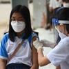 Tiêm vaccine phòng COVID-19 cho các em học sinh Trường trung học cơ sở Trần Hưng Đạo, thành phố Biên Hòa, tỉnh Đồng Nai. (Ảnh: Lê Xuân/TTXVN)