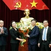 Bà Phạm Thị Thanh Trà, Bộ trưởng Bộ Nội vụ chúc mừng ông Trương Hải Long. (Ảnh: Hoài Nam/TTXVN)