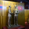 Bức tượng Chủ tịch Hồ Chí Minh và Chủ tịch nước Cộng hòa dân chủ nhân dân Lào Kaysone Phomvihane thể hiện mối quan hệ đặc biệt Việt Nam-Lào. (Ảnh: Quang Quyết/TTXVN)