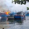 Đám cháy tại thuyền mang số hiệu NA90224TS. (Ảnh: Văn Dũng/TTXVN)