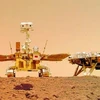 Hình ảnh tàu thăm dò tự hành Chúc Dung di chuyển trên bề mặt sao Hỏa. (Nguồn: Xinhua)