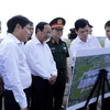 Phó Thủ tướng Lê Văn Thành thị sát phạm vi đất quốc phòng tại khu vực phía Bắc Cảng hàng không quốc tế Nội Bài. (Ảnh: An Đăng/TTXVN)
