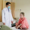 Bác sỹ Bệnh viện Chợ Rẫy Thành phố Hồ Chí Minh thăm khám, dặn dò bệnh nhân sau khi được xử lý tai biến do phẫu thuật thẩm mỹ không an toàn. (Ảnh: TTXVN phát)