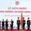 Chủ tịch nước Nguyễn Xuân Phúc trao tặng Huân chương Lao động hạng Nhất cho Văn phòng Chủ tịch nước. (Ảnh: Thống Nhất/TTXVN)