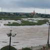 Sông Đắk Bla chảy qua địa phận thành phố Kon Tum vẫn ở mức cao, trên báo động 1. (Ảnh: Dư Toán/TTXVN)