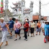 Du khách quốc tế tham quan làng cổ Hùng Lô, xã Hùng Lô, thành phố Việt Trì, tỉnh Phú Thọ. (Ảnh: Trung Kiên/TTXVN)