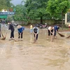 Sáng 29/9, các Phòng Giáo dục và Đào tạo trong tỉnh Nghệ An đã chỉ đạo các trường cho học sinh nghỉ học và huy động thêm các lực lượng khác để dọn dẹp vệ sinh trường lớp. (Ảnh: TTXVN phát)