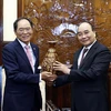 Chủ tịch nước Nguyễn Xuân Phúc trao tặng phẩm cho Đại sứ Hàn Quốc Park Noh Wan. (Ảnh: Thống Nhất/TTXVN)