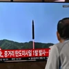 Truyền hình Hàn Quốc đưa tin về vụ phóng tên lửa của Triều Tiên, tại Seoul ngày 4/10/2022. (Ảnh: AFP/TTXVN)