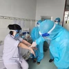 Lãnh đạo Cục Y tế dự phòng, Bộ Y tế thăm hỏi, động viên người bệnh mắc đậu mùa khỉ. (Ảnh: TTXVN phát)