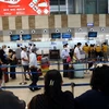 Hành khách xếp hàng vào làm thủ tục tại khu vực của hãng hàng không Vietnam Airlines tại Cảng Hàng không quốc tế Nội Bài. (Ảnh: Huy Hùng/TTXVN)