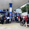 Người dân mua xăng tại một cây xăng trên đường Hoàng Văn Thụ, quận Phú Nhuận, TP.HCM. (Ảnh: Hồng Đạt/TTXVN)