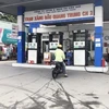 Khách hàng đến cửa hàng xăng, dầu trên địa bàn Thành phố Hồ Chí Minh thấy biển "hết xăng" và được nhân viên hướng dẫn đến cửa hàng xăng gần nhất trên cùng địa bàn. (Ảnh: Mỹ Phương/TTXVN)
