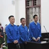 Ba bị cáo Vì Văn Hồng, Nguyễn Hoàng Tiến và Phạm Hà Phương tại phiên tòa xét xử. (Ảnh: Vũ Hà/TTXVN)