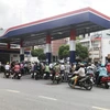 Nhiều cửa hàng kinh doanh xăng, dầu tại Thành phố Hồ Chí Minh có lượng khách hàng tập trung đông và tràn ra cả lòng lề đường. (Ảnh: Mỹ Phương/TTXVN)
