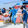 Chuyển bệnh nhân từ trực thăng xuống Bệnh viện Quân y 175. (Ảnh minh họa: TTXVN phát)