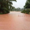Cầu tràn Đakrông ở huyện Đakrông bị ngập lụt khiến giao thông chia cắt. (Ảnh: TTXVN/phát)