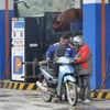 Mua bán xăng, dầu tại một cửa hàng kinh doanh xăng dầu của Petrolimex ở thị trấn Tam Sơn, huyện Quản Bạ, tỉnh Hà Giang. (Ảnh: Trần Việt/TTXVN)