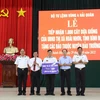 Lễ tiếp nhận 1.000 cây dừa giống do thị xã Hoài Nhơn, tỉnh Bình Định tặng quân và dân huyện đảo Trường Sa. (Ảnh: TTXVN phát)